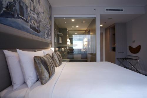 Habitación Superior - 1 cama grande del hotel Mercure Jakarta Cikini. Foto 5