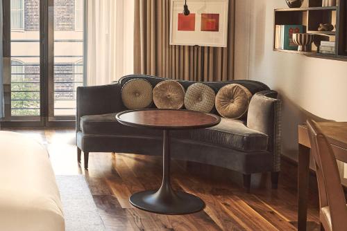 Estudio moderno del hotel The Connaught. Foto 3