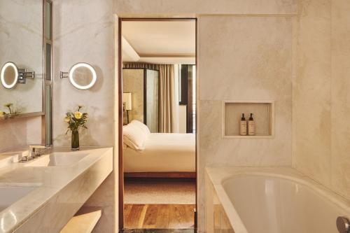 Habitación Deluxe Contemporánea del hotel The Connaught. Foto 2