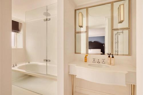 Habitación Deluxe con patio del hotel The Connaught. Foto 1