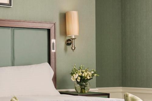 Habitación Deluxe con patio del hotel The Connaught. Foto 3