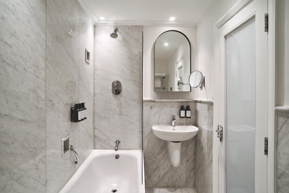 Habitación individual (recién reformada) del hotel Radisson Blu , London Euston Square (formerly Grafton). Foto 4