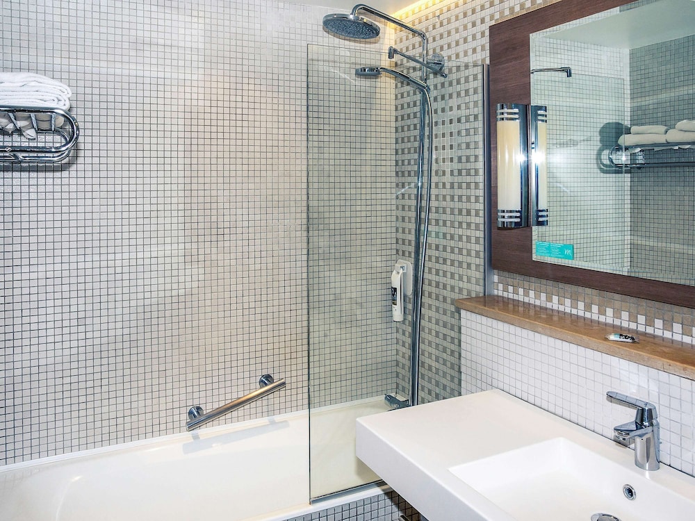 Habitación Standard con una cama doble del hotel Mercure Vienne Sud Chanas. Foto 3