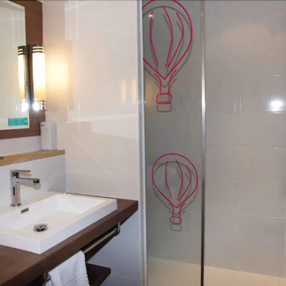 Habitación Standard con una cama doble del hotel Mercure Vienne Sud Chanas. Foto 9