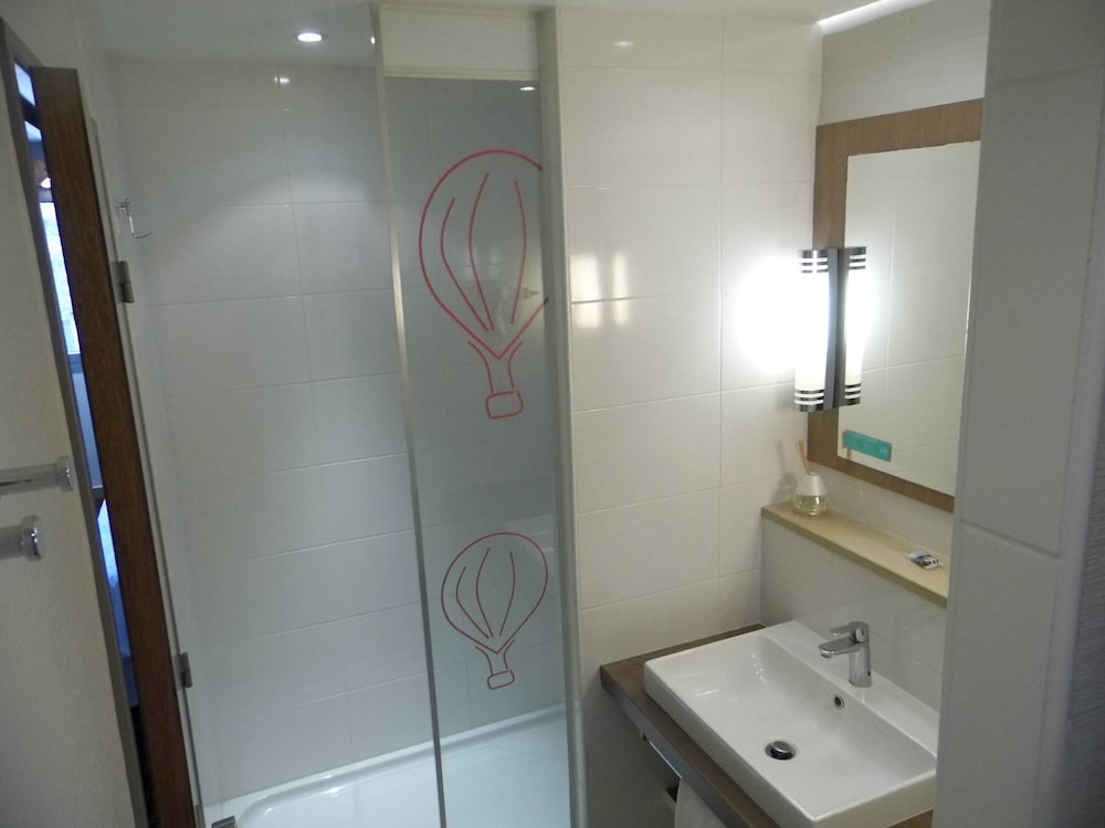 Habitación Standard con una cama doble del hotel Mercure Vienne Sud Chanas. Foto 16