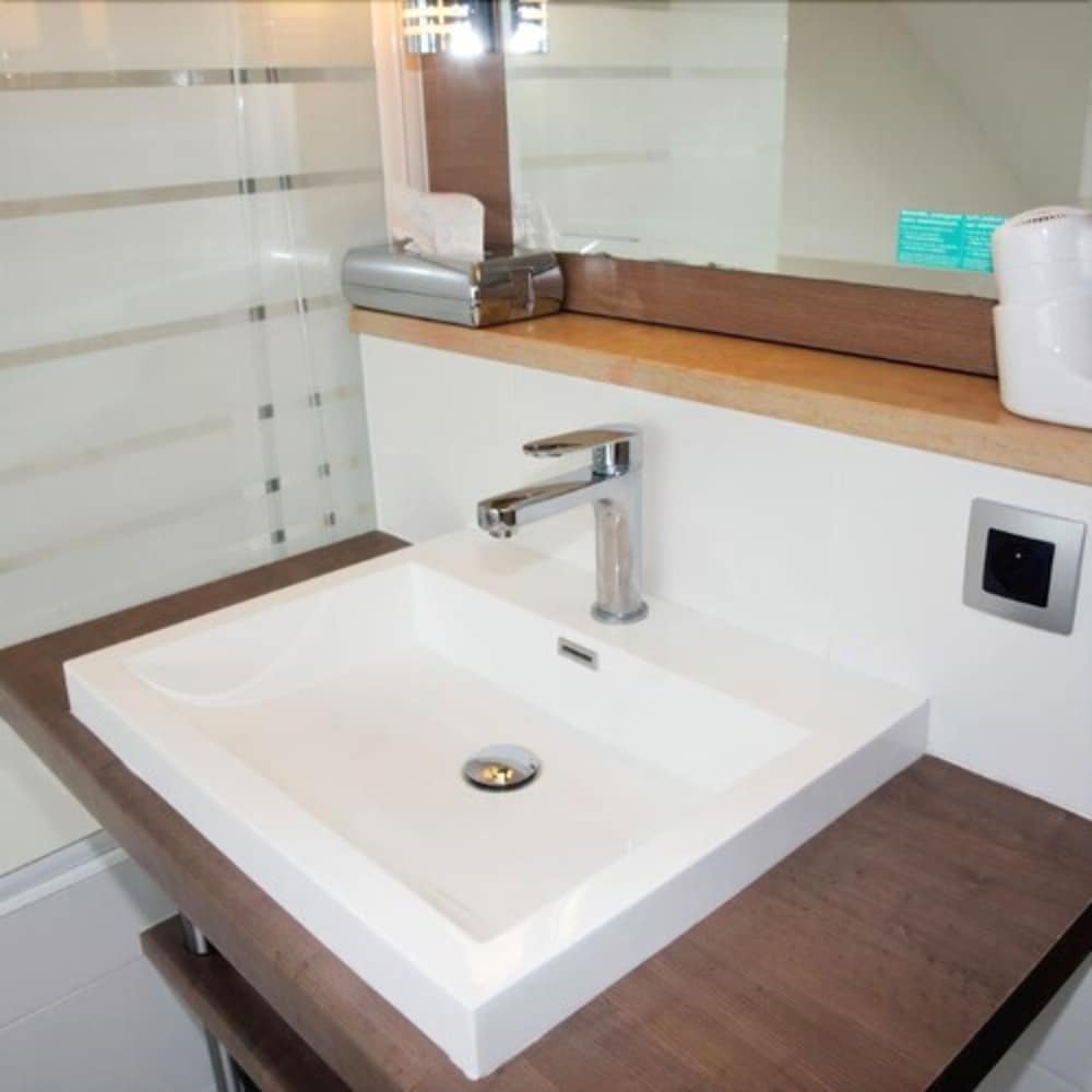 Habitación Standard con una cama doble del hotel Mercure Vienne Sud Chanas. Foto 17