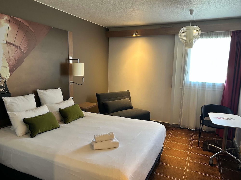 Habitacion Standard con 1 cama doble y Sofa del hotel Mercure Vienne Sud Chanas. Foto 2