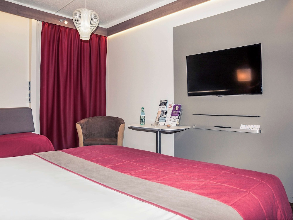 Habitación Classic - Una cama doble y un sofá cama para un niño del hotel Mercure Vienne Sud Chanas. Foto 2