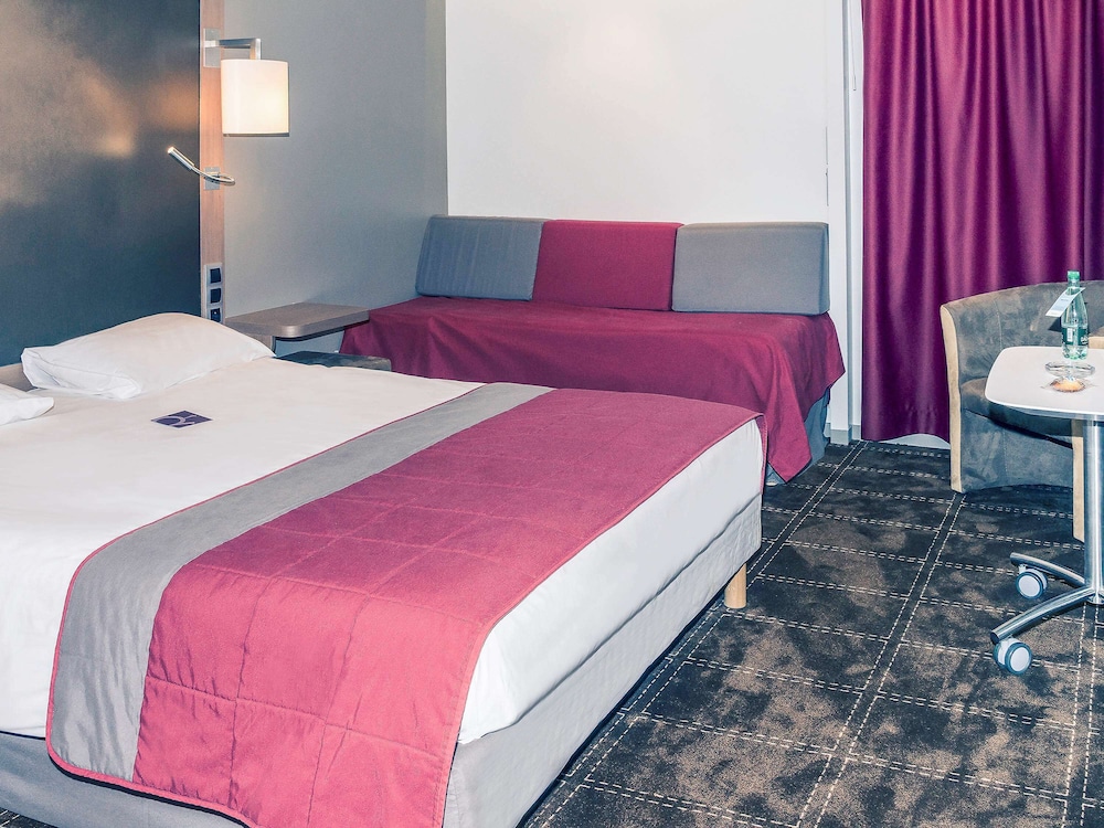 Habitación Classic - Una cama doble y un sofá cama para un niño del hotel Mercure Vienne Sud Chanas. Foto 3