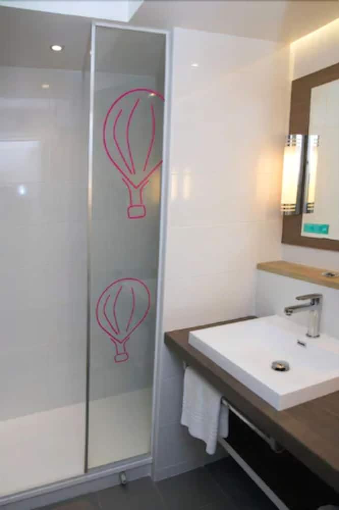 Habitación Classic - Una cama doble y un sofá cama para un niño del hotel Mercure Vienne Sud Chanas. Foto 6