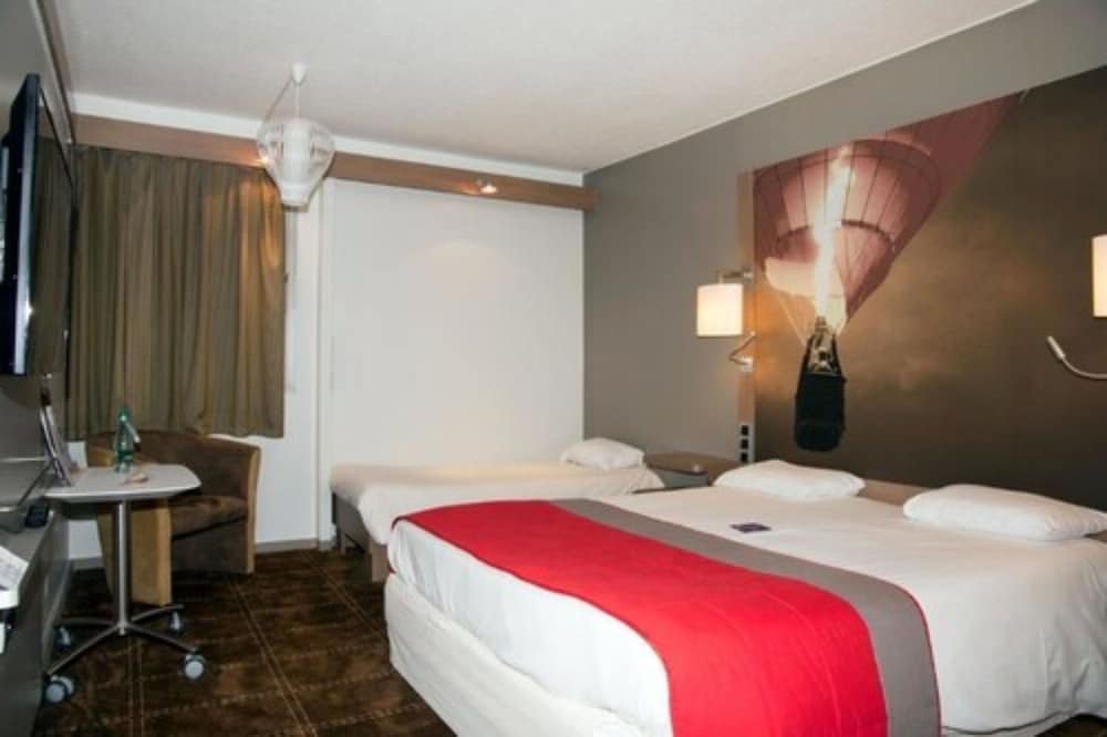 Habitación Classic - Una cama doble y un sofá cama para un niño del hotel Mercure Vienne Sud Chanas. Foto 7