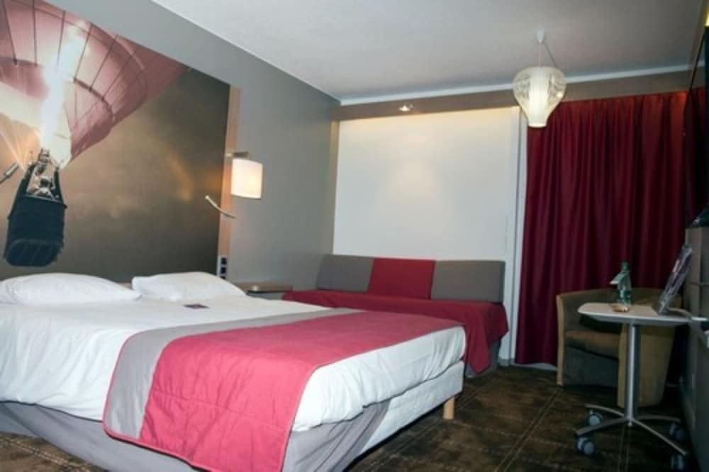 Habitación Classic - Una cama doble y un sofá cama para un niño del hotel Mercure Vienne Sud Chanas. Foto 8