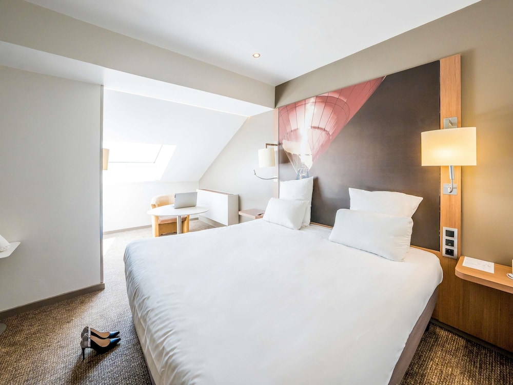 Habitación Classic - Una cama doble y un sofá cama para un niño del hotel Mercure Vienne Sud Chanas. Foto 13
