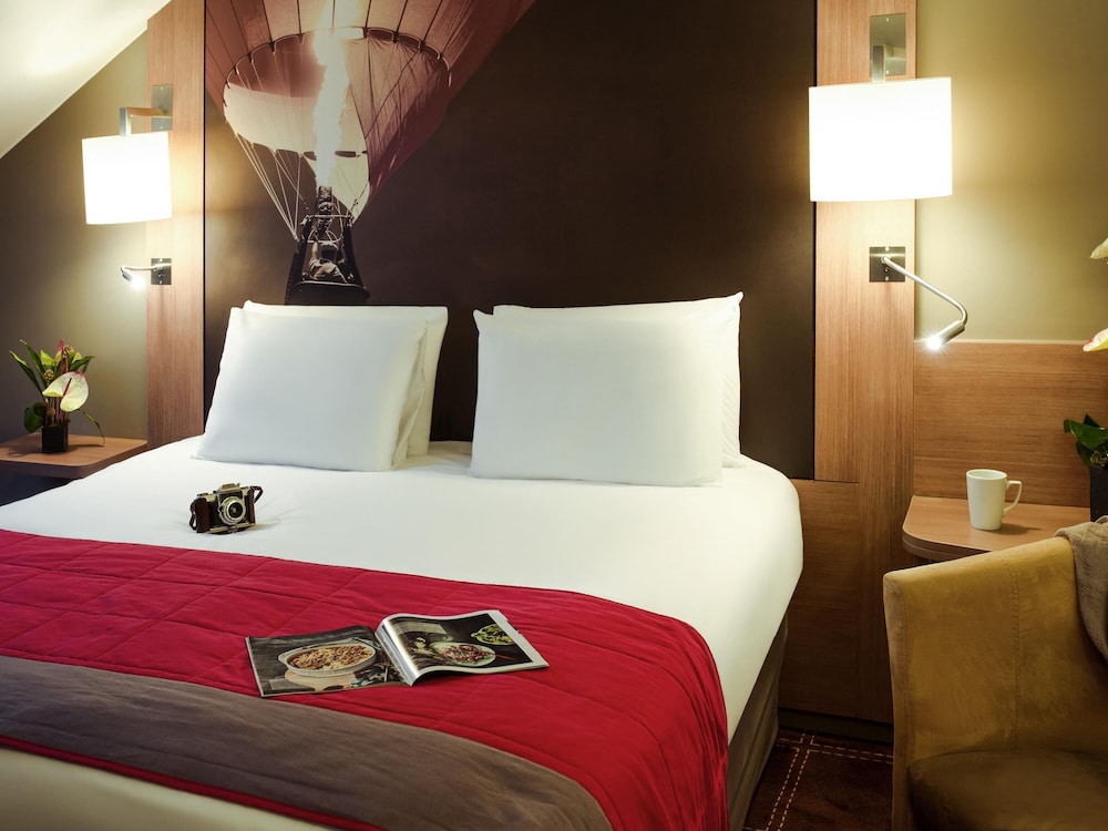 Habitación Privilege con cama doble y sofá del hotel Mercure Vienne Sud Chanas