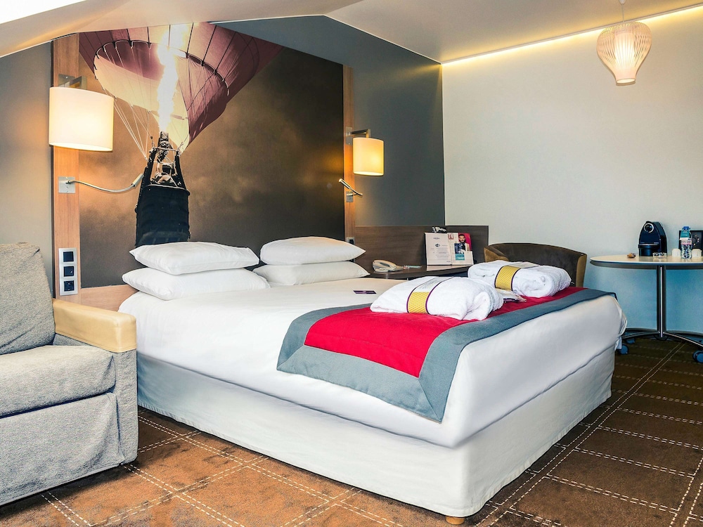 Habitación Privilege con cama doble y sofá del hotel Mercure Vienne Sud Chanas. Foto 1