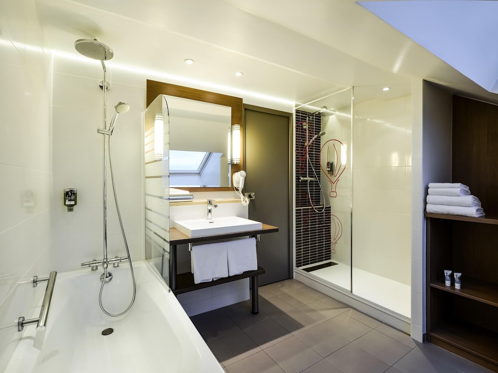 Habitación Privilege con cama doble y sofá del hotel Mercure Vienne Sud Chanas. Foto 3