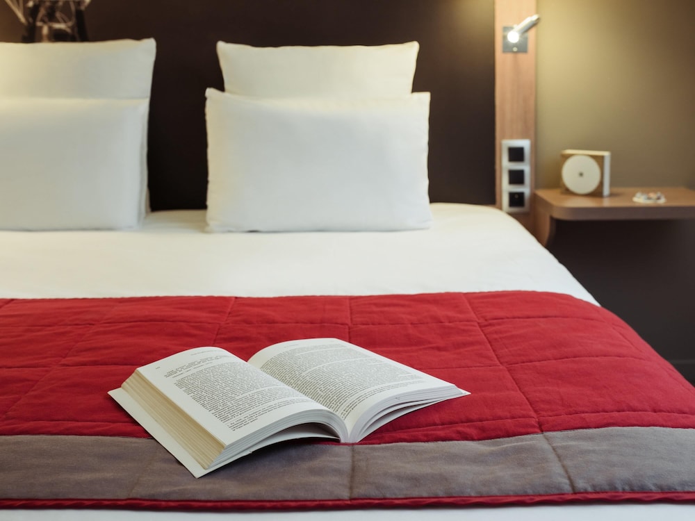 Habitación Privilege con cama doble y sofá del hotel Mercure Vienne Sud Chanas. Foto 4