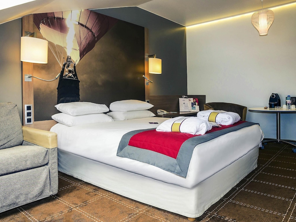 Habitación Privilege con cama doble y sofá del hotel Mercure Vienne Sud Chanas. Foto 6