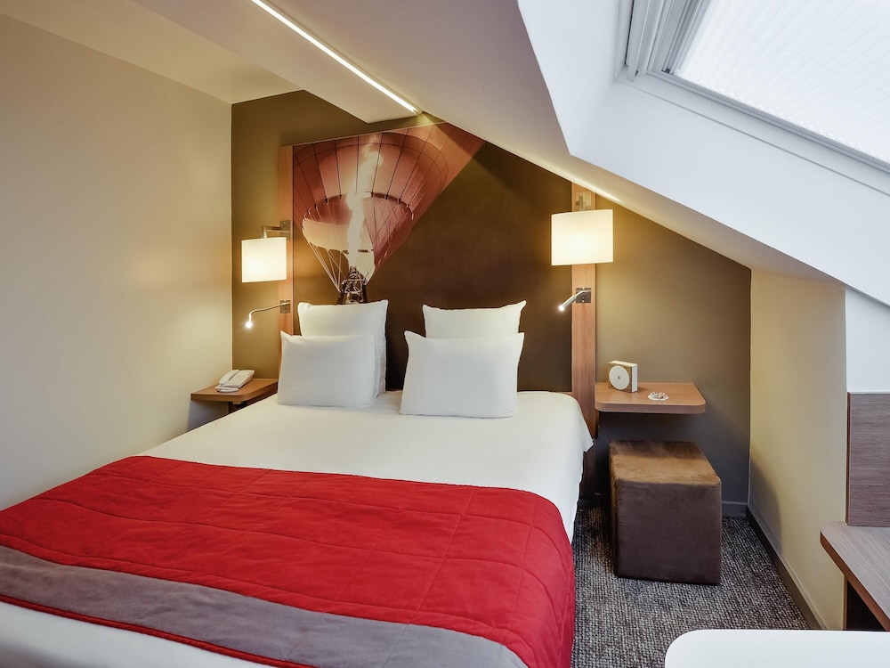 Habitación de categoría superior con una cama doble, una cama individual y balcón del hotel Mercure Vienne Sud Chanas