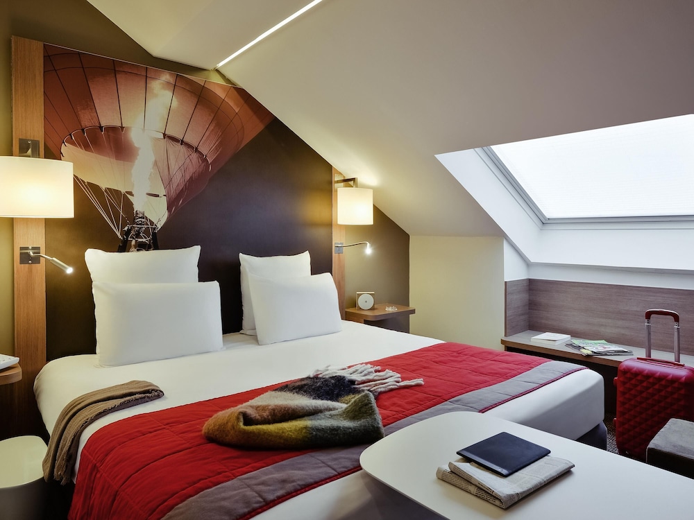 Habitación de categoría superior con una cama doble, una cama individual y balcón del hotel Mercure Vienne Sud Chanas. Foto 2