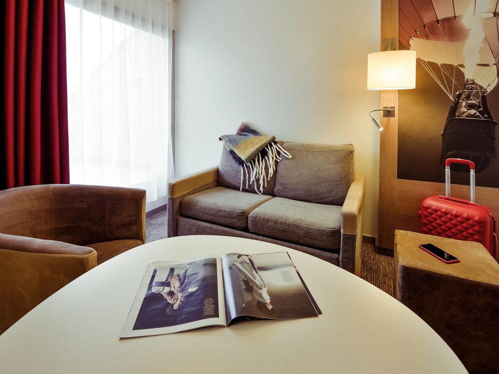 Habitación de categoría superior con una cama doble, una cama individual y balcón del hotel Mercure Vienne Sud Chanas. Foto 3
