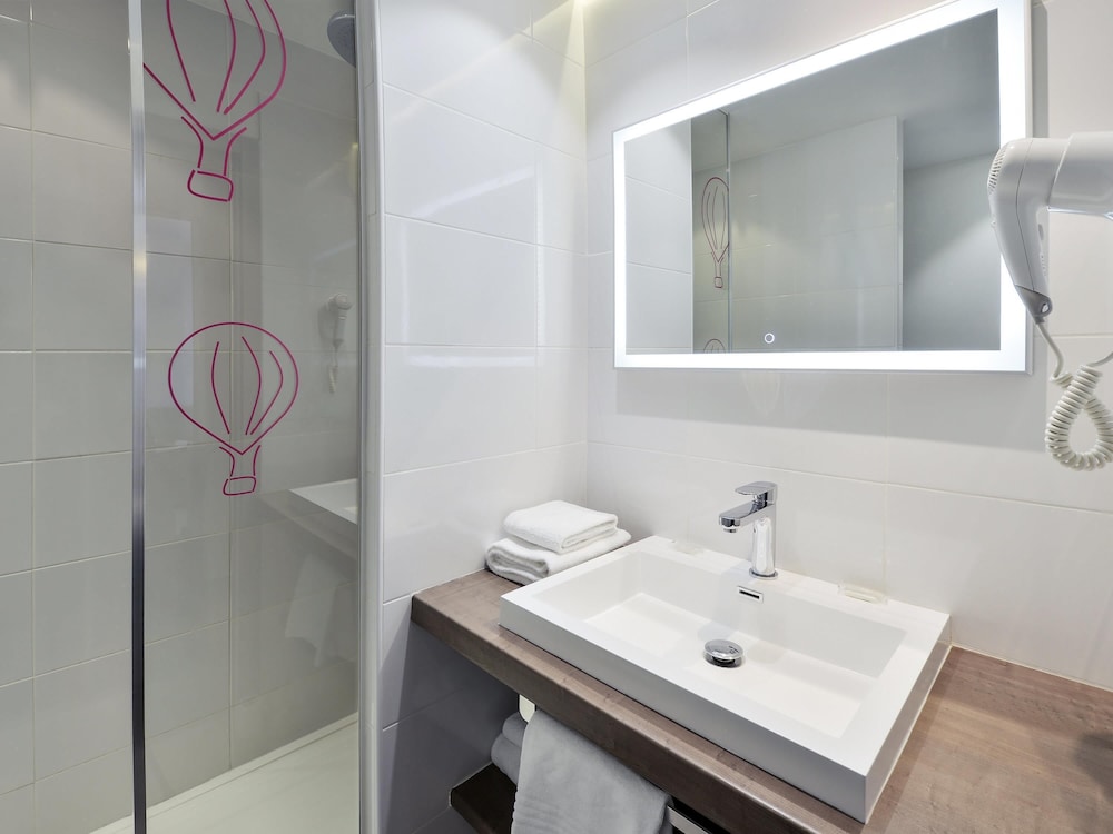 Habitación de categoría superior con una cama doble, una cama individual y balcón del hotel Mercure Vienne Sud Chanas. Foto 4