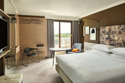 Habitación Deluxe con balcón - 1 cama extragrande del hotel London Marriott Regents Park. Foto 1
