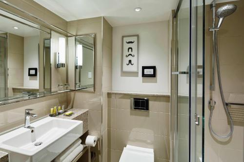 Habitación Familiar Superior con 2 camas dobles - Planta superior del hotel London Marriott Regents Park. Foto 5