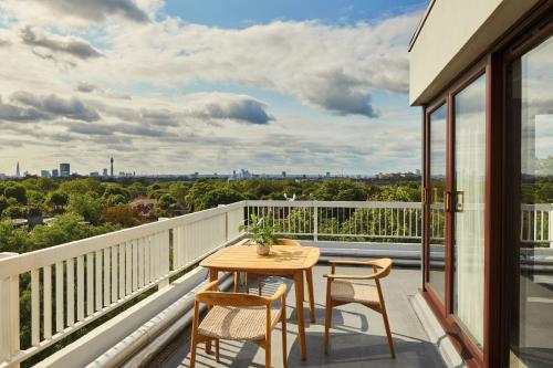 Suite de 1 dormitorio con terraza y acceso al salón club - Planta superior del hotel London Marriott Regents Park. Foto 2