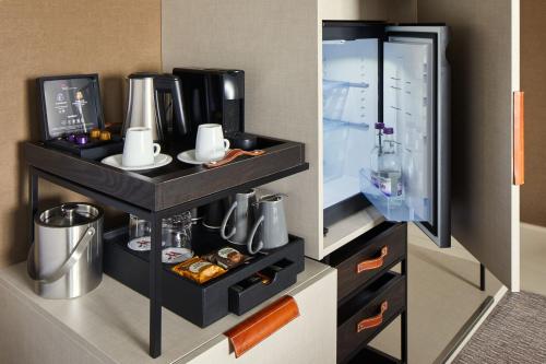 Suite de 1 dormitorio con terraza y acceso al salón club - Planta superior del hotel London Marriott Regents Park. Foto 4