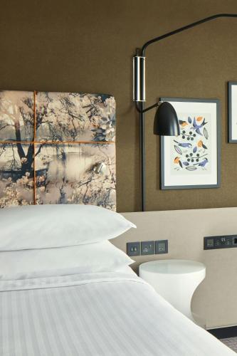 Suite de 1 dormitorio con terraza y acceso al salón club - Planta superior del hotel London Marriott Regents Park. Foto 5