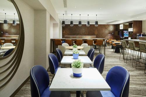 Suite de 1 dormitorio con terraza y acceso al salón club - Planta superior del hotel London Marriott Regents Park. Foto 8
