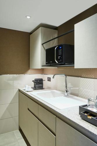 Suite Esquinera de 1 dormitorio con terraza y acceso al club lounge M del hotel London Marriott Regents Park. Foto 1