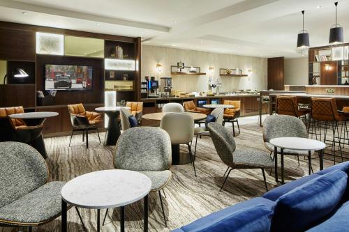 Suite Junior con acceso al club lounge - 1 cama extragrande del hotel London Marriott Regents Park. Foto 9
