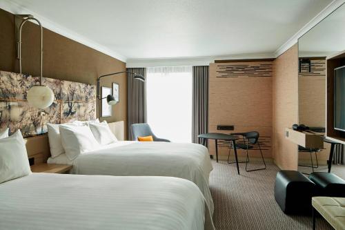 Habitación Familiar Deluxe con 2 camas dobles y balcón del hotel London Marriott Regents Park