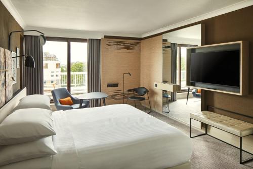 Habitación Superior con balcón - 1 cama extragrande - Planta superior del hotel London Marriott Regents Park. Foto 1