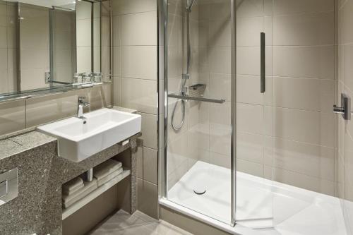 Habitación Superior con balcón - 1 cama extragrande - Planta superior del hotel London Marriott Regents Park. Foto 5