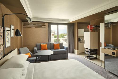 Habitación Superior más amplia con sofá cama, cama extragrande y balcón del hotel London Marriott Regents Park