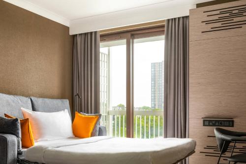 Habitación Superior más amplia con sofá cama, cama extragrande y balcón del hotel London Marriott Regents Park. Foto 3