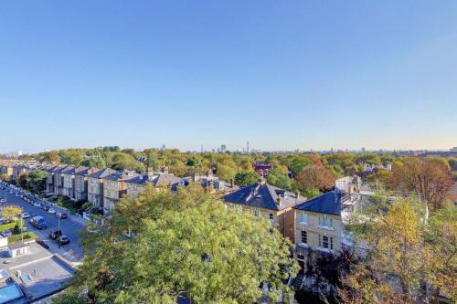 Habitación Superior más amplia con sofá cama, cama extragrande y balcón del hotel London Marriott Regents Park. Foto 4