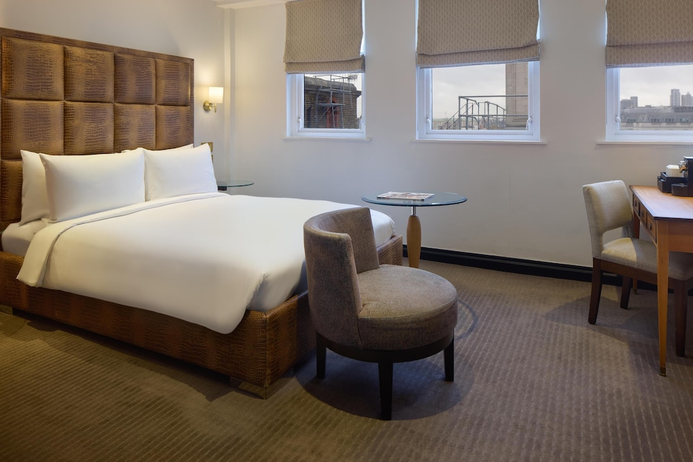 Habitación superior, 1 cama de matrimonio grande del hotel Radisson Blu , London Leicester Square