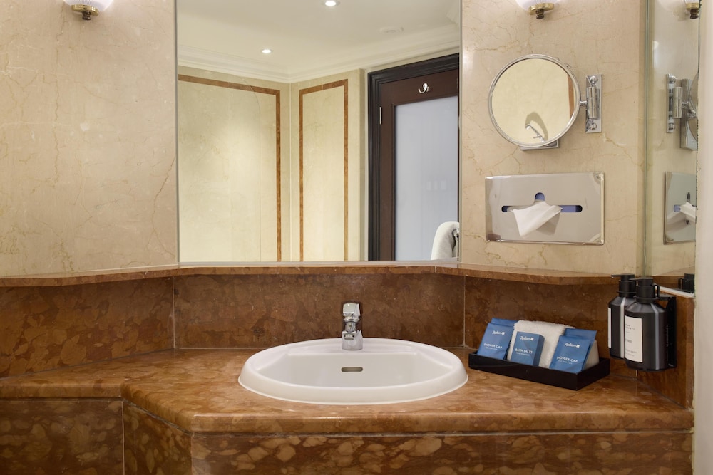 Habitación estándar del hotel Radisson Blu , London Leicester Square. Foto 8