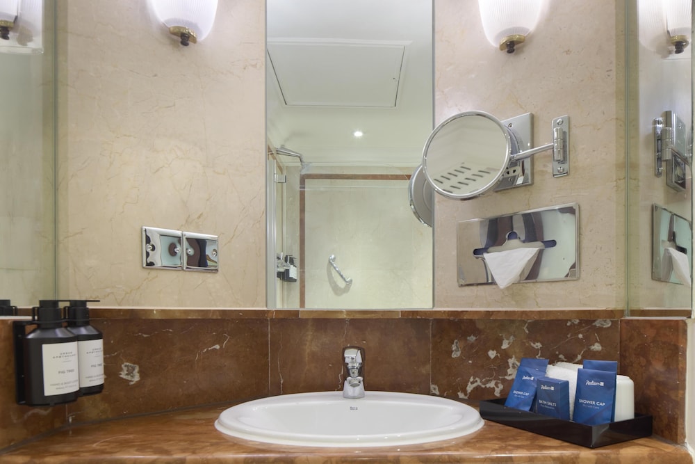 Habitación estándar del hotel Radisson Blu , London Leicester Square. Foto 10