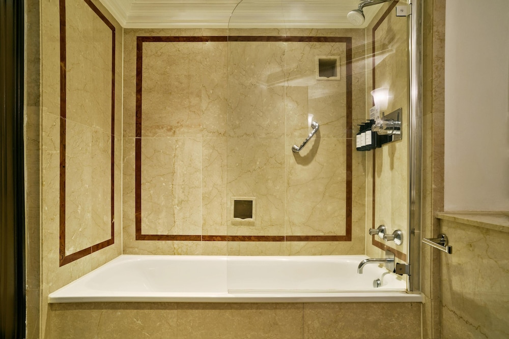 Habitación estándar del hotel Radisson Blu , London Leicester Square. Foto 15