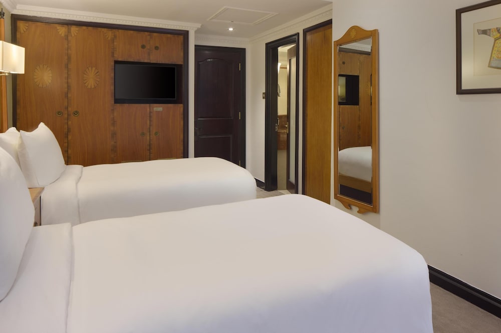 Habitación superior con 2 camas individuales del hotel Radisson Blu , London Leicester Square. Foto 1