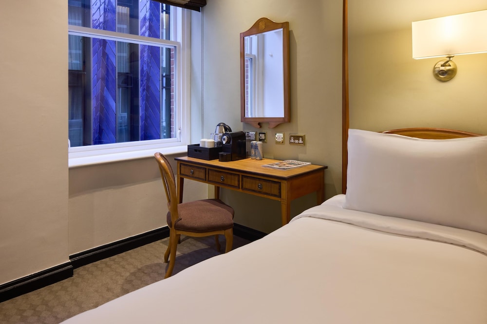 Habitación superior con 2 camas individuales del hotel Radisson Blu , London Leicester Square. Foto 2