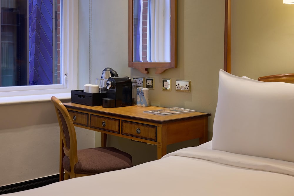 Habitación doble superior del hotel Radisson Blu , London Leicester Square. Foto 1