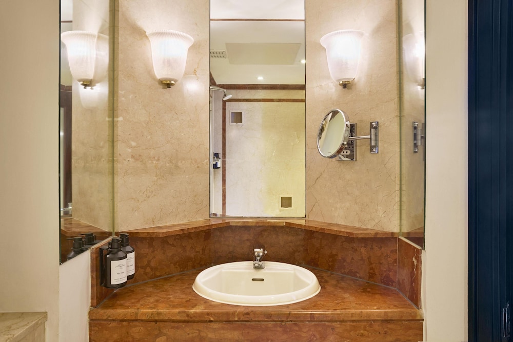 Habitación doble superior del hotel Radisson Blu , London Leicester Square. Foto 4