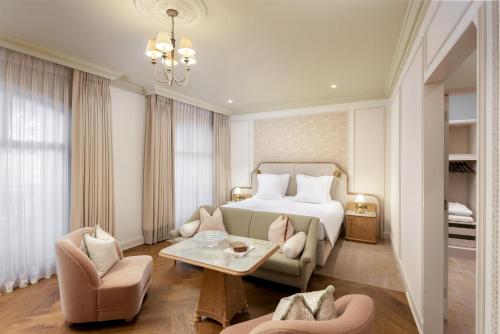 Waldorf Junior King Suite del hotel The Waldorf Hilton, London. Foto 1