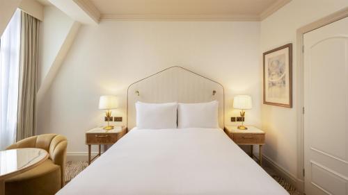 Waldorf Queen Room del hotel The Waldorf Hilton, London. Foto 1